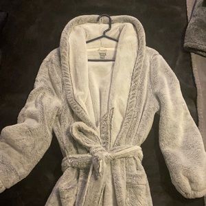 Aerie robe